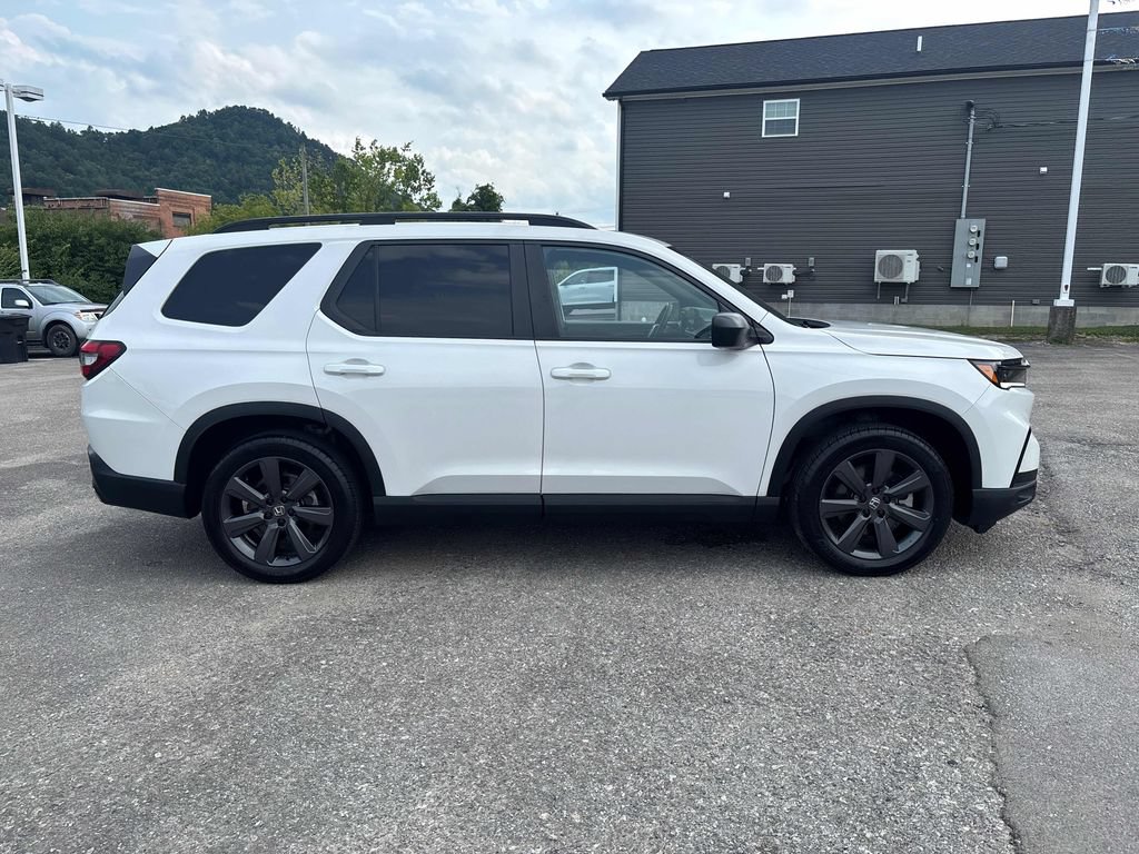 Used 2025 Honda Pilot Sport image 6