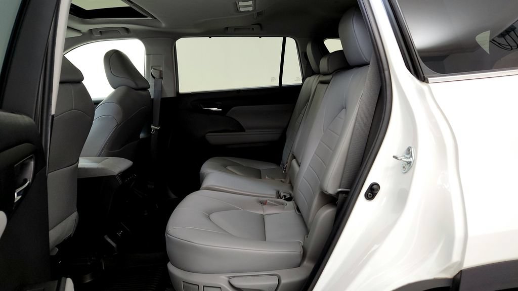 Used 2023 Toyota Highlander XLE AWD/4WD image 21