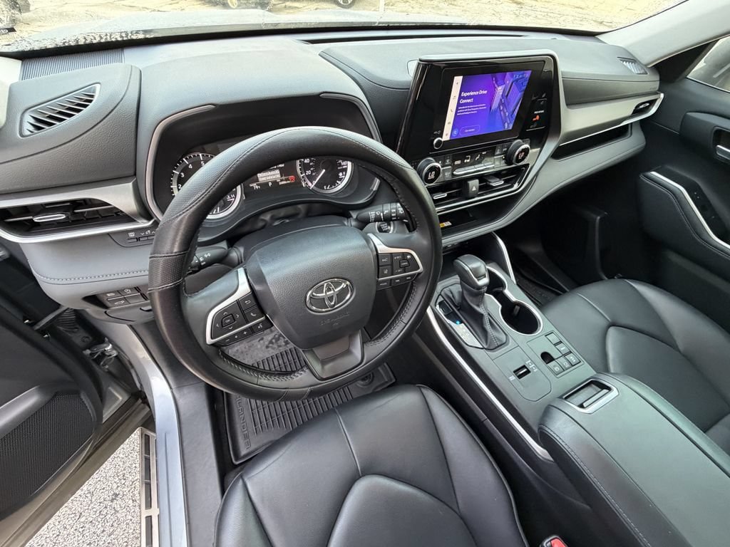 Used 2024 Toyota Highlander XLE FWD image 19