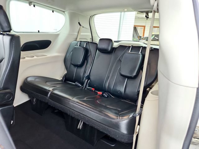 Used 2017 Chrysler Pacifica Touring-L w/ Tire & Wheel Group FWD image 32