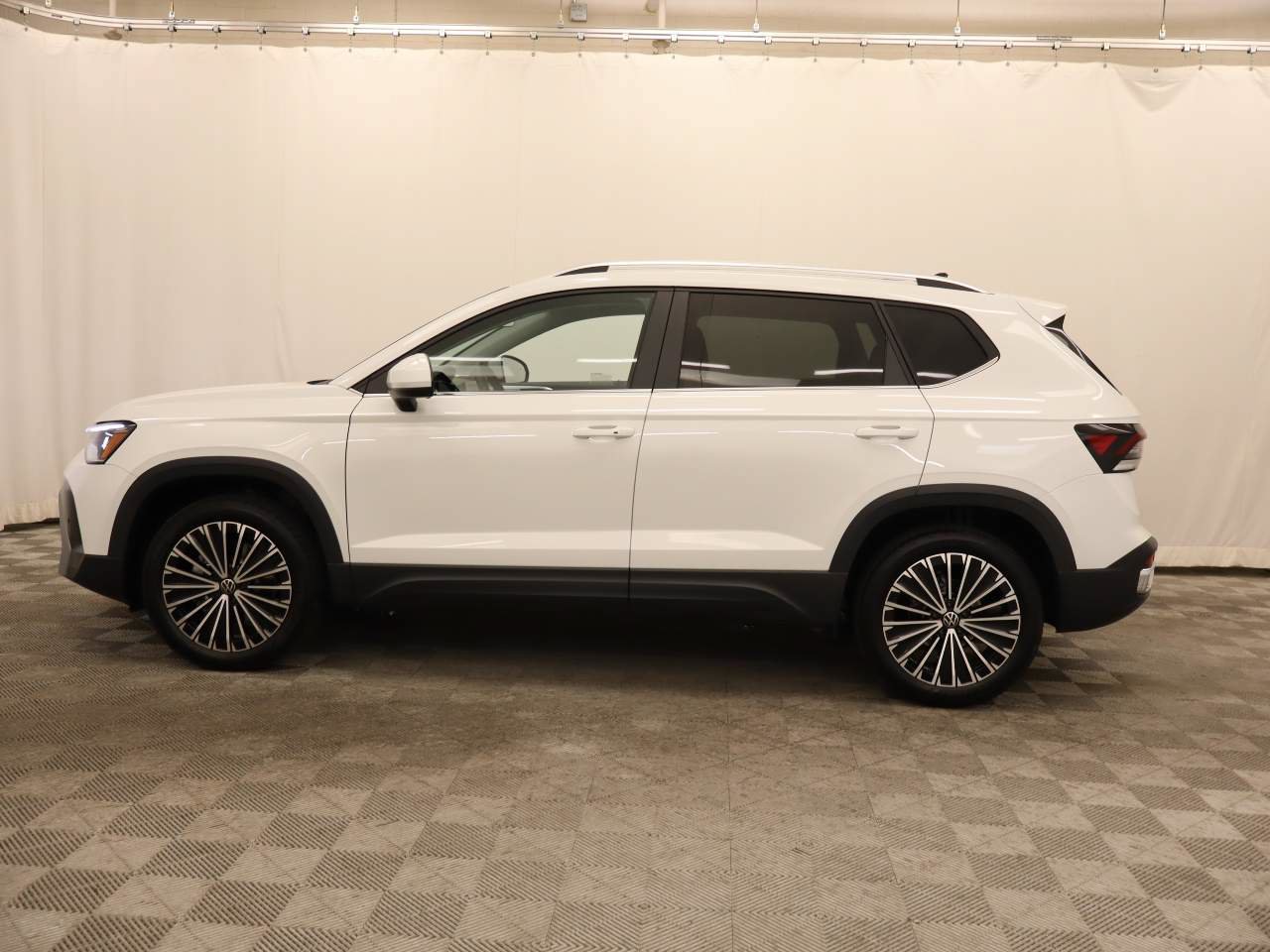 New 2026 Volkswagen Taos SE FWD image 2