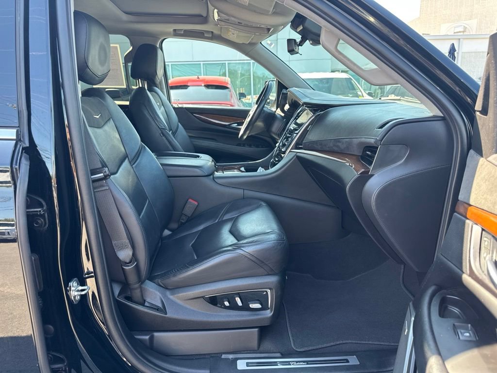 Used 2020 Cadillac Escalade Luxury RWD image 14