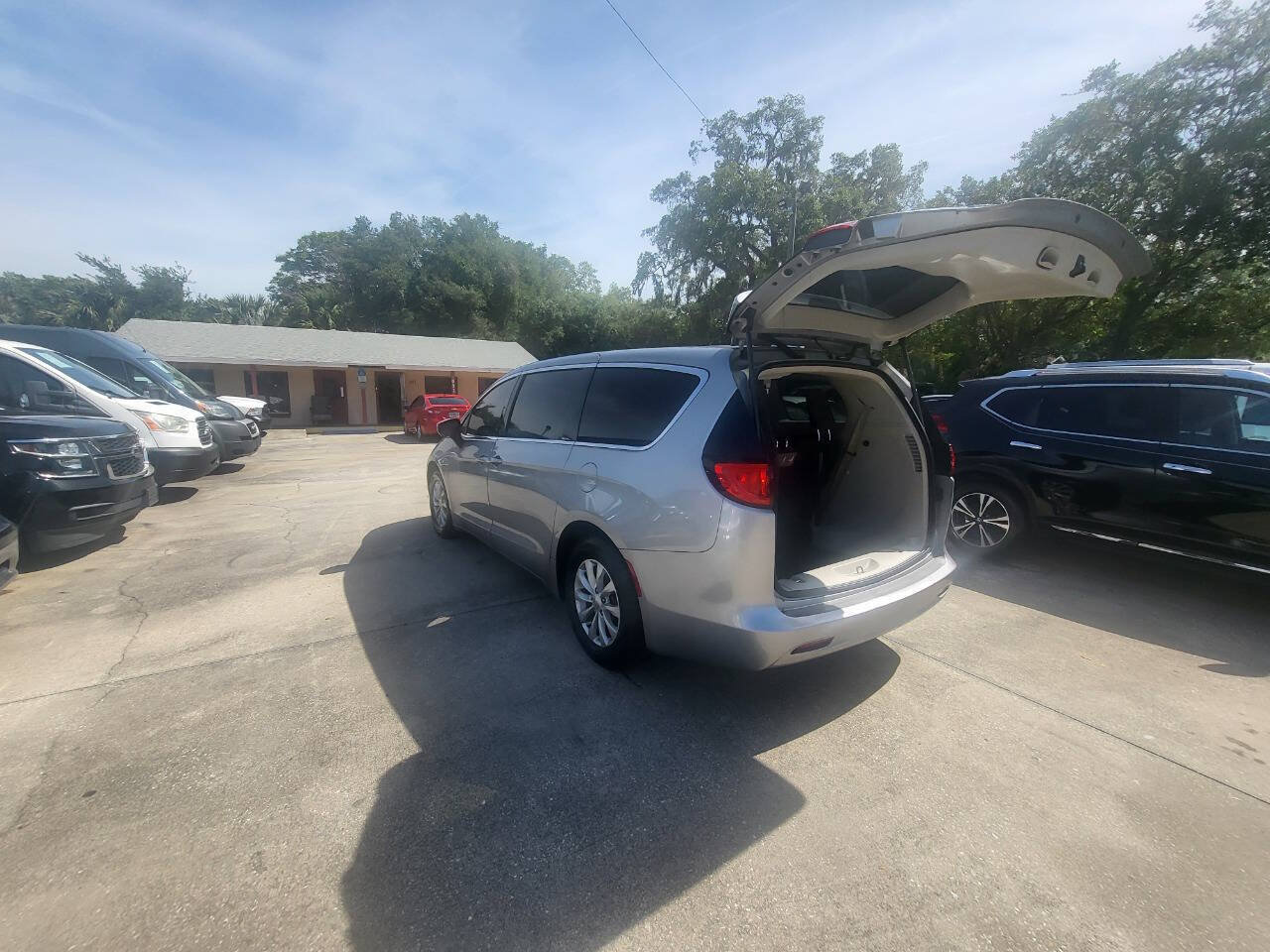 Used 2017 Chrysler Pacifica Touring w/ Tire & Wheel Group FWD image 41