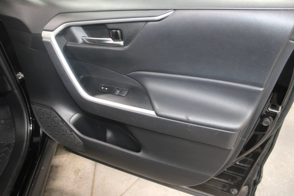Used 2021 Toyota RAV4 XLE AWD/4WD image 22