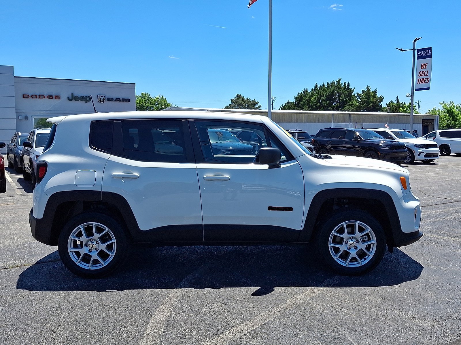 Used 2023 Jeep Renegade Latitude AWD/4WD image 7