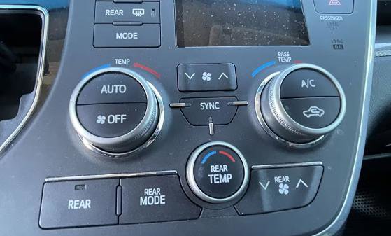 Used 2015 Toyota Sienna SE image 11
