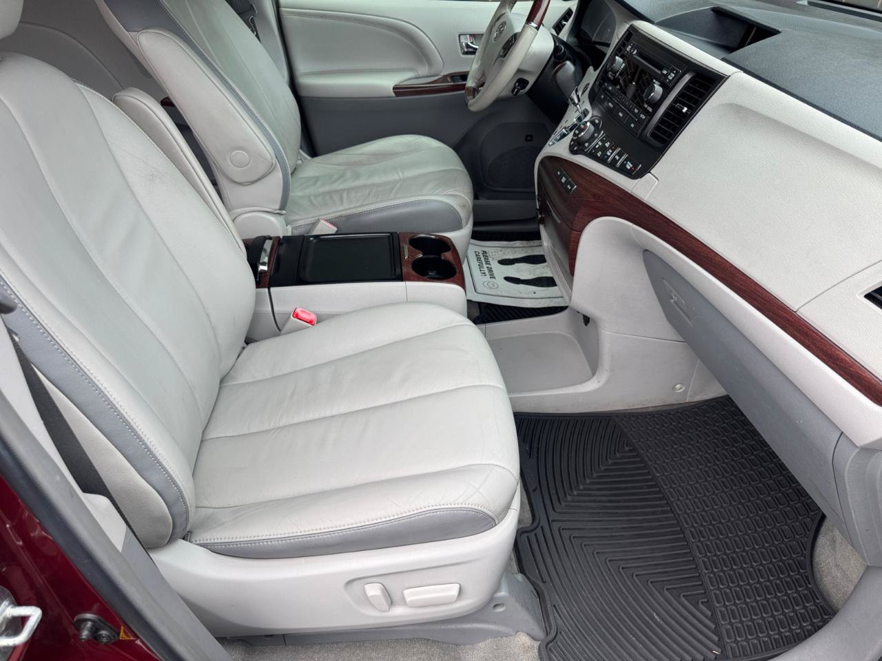 Used 2014 Toyota Sienna Limited w/ Limited Convenience Package FWD image 14