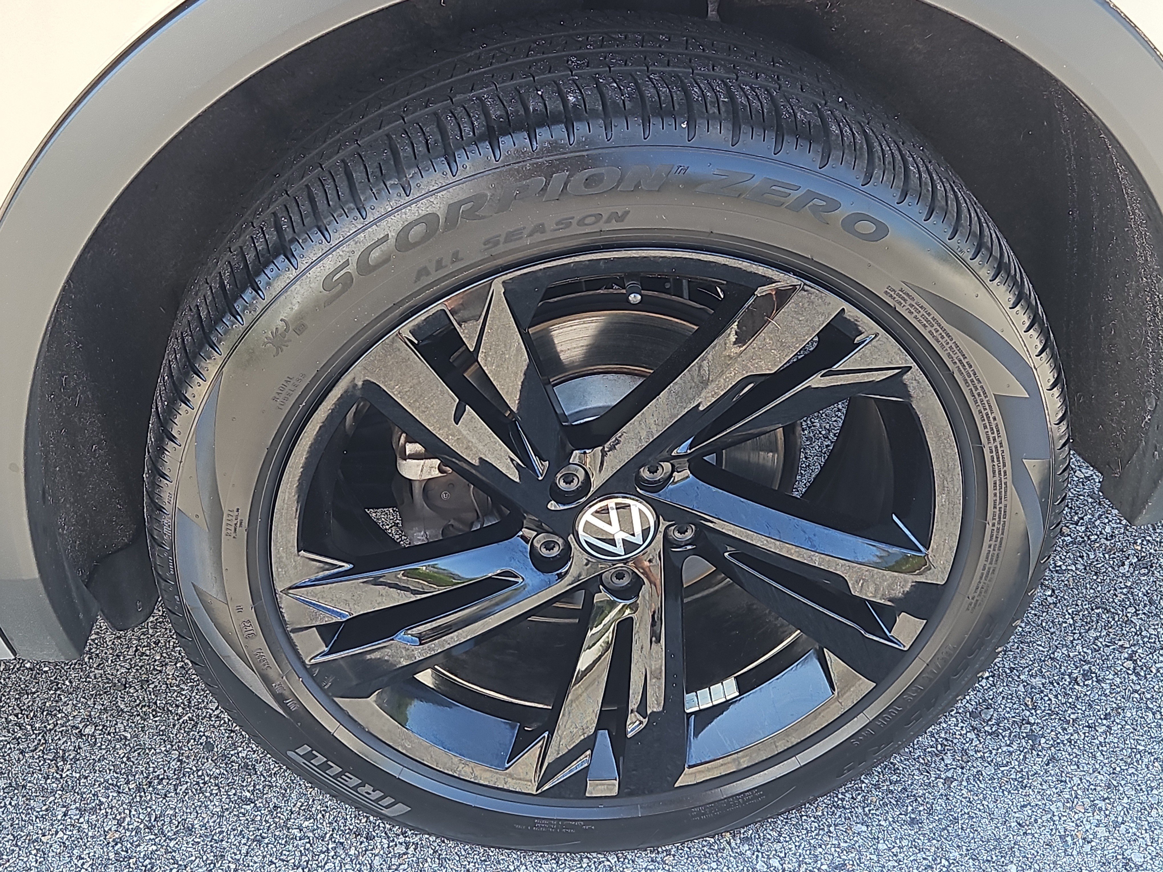 Certified 2024 Volkswagen Tiguan SE R-Line AWD/4WD image 29