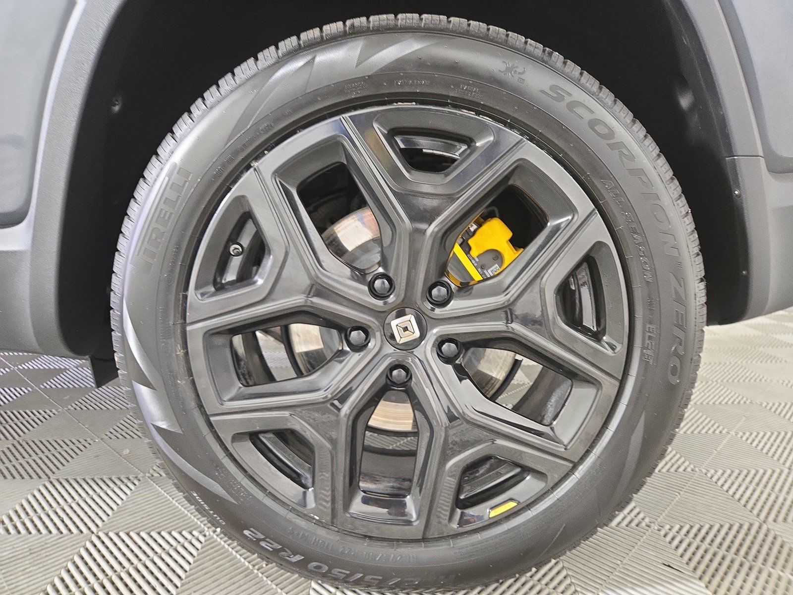 Used 2024 Rivian R1S Adventure AWD/4WD image 10