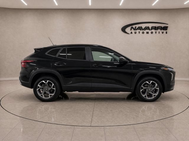 Used 2025 Chevrolet Trax LT FWD image 8