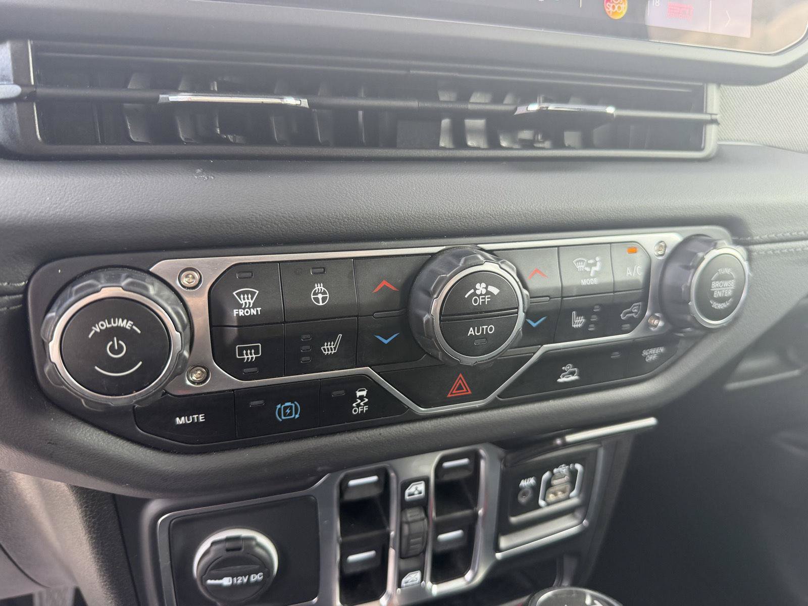 Used 2024 Jeep Wrangler Unlimited Sahara AWD/4WD image 29