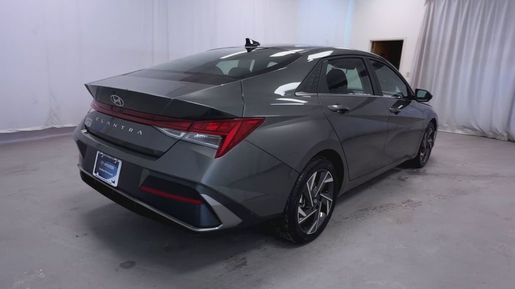 Used 2025 Hyundai Elantra SEL image 24