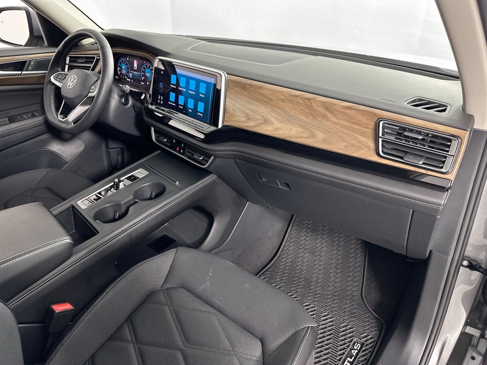 Used 2024 Volkswagen Atlas SE FWD image 29