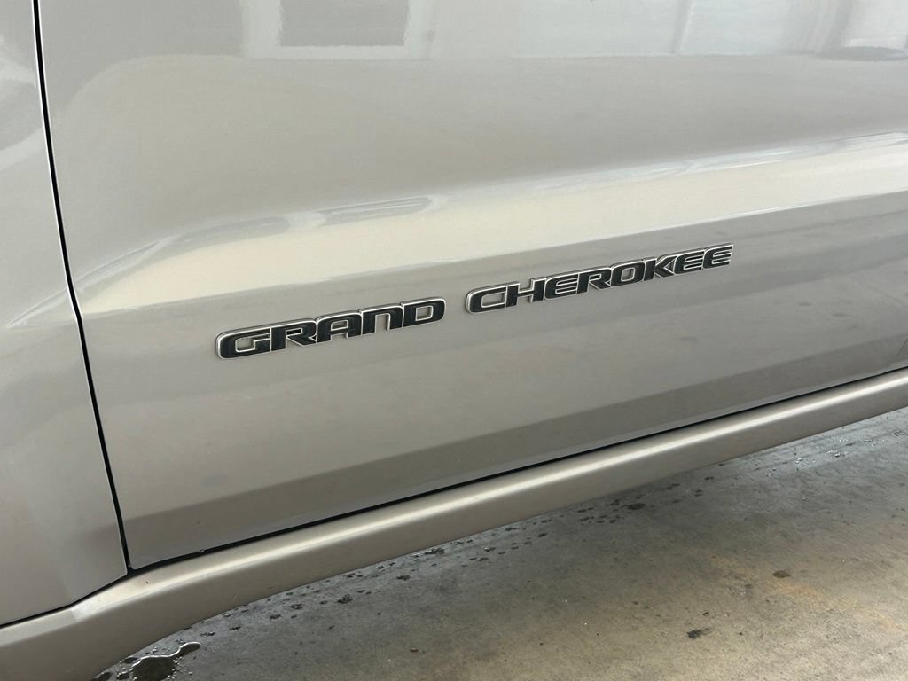 Used 2019 Jeep Grand Cherokee Overland RWD image 18