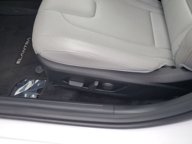 Used 2025 Hyundai Elantra Limited FWD image 18