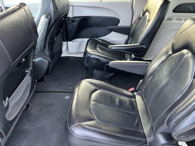 Used 2022 Chrysler Pacifica Touring-L image 16
