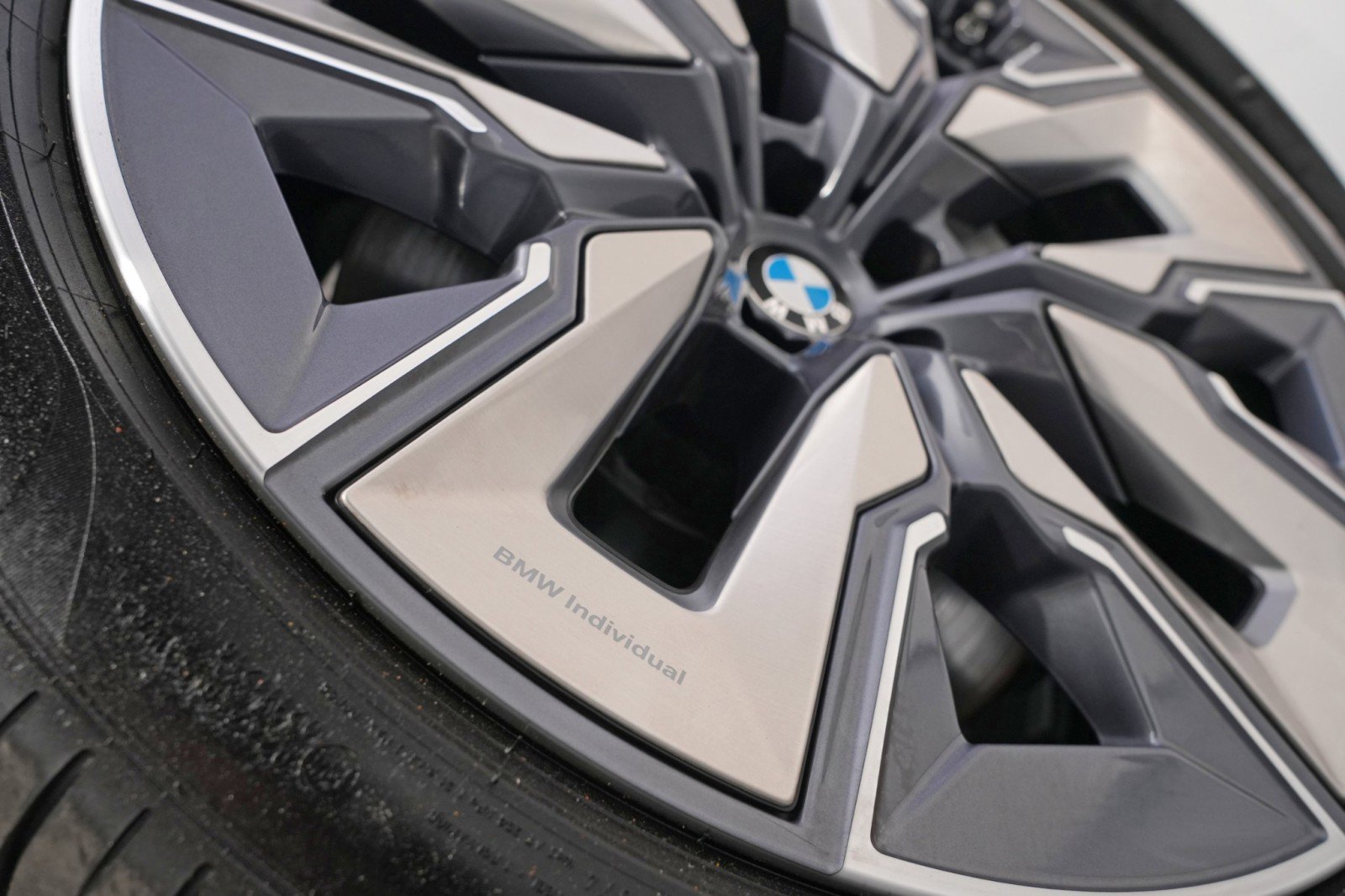 Used 2023 BMW i7 xDrive60 image 65