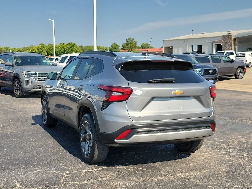 Used 2025 Chevrolet Trax LT w/ LT Convenience Package FWD image 4