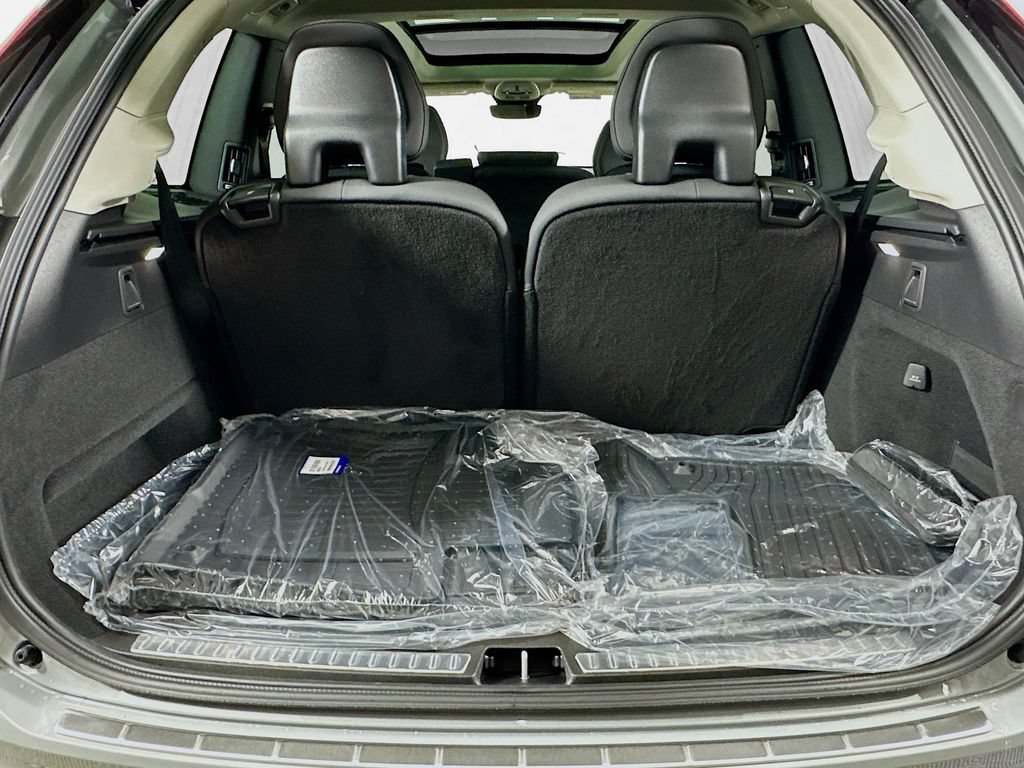 Used 2026 Volvo XC90 B5 Plus w/ Protection Package Premier AWD/4WD image 16