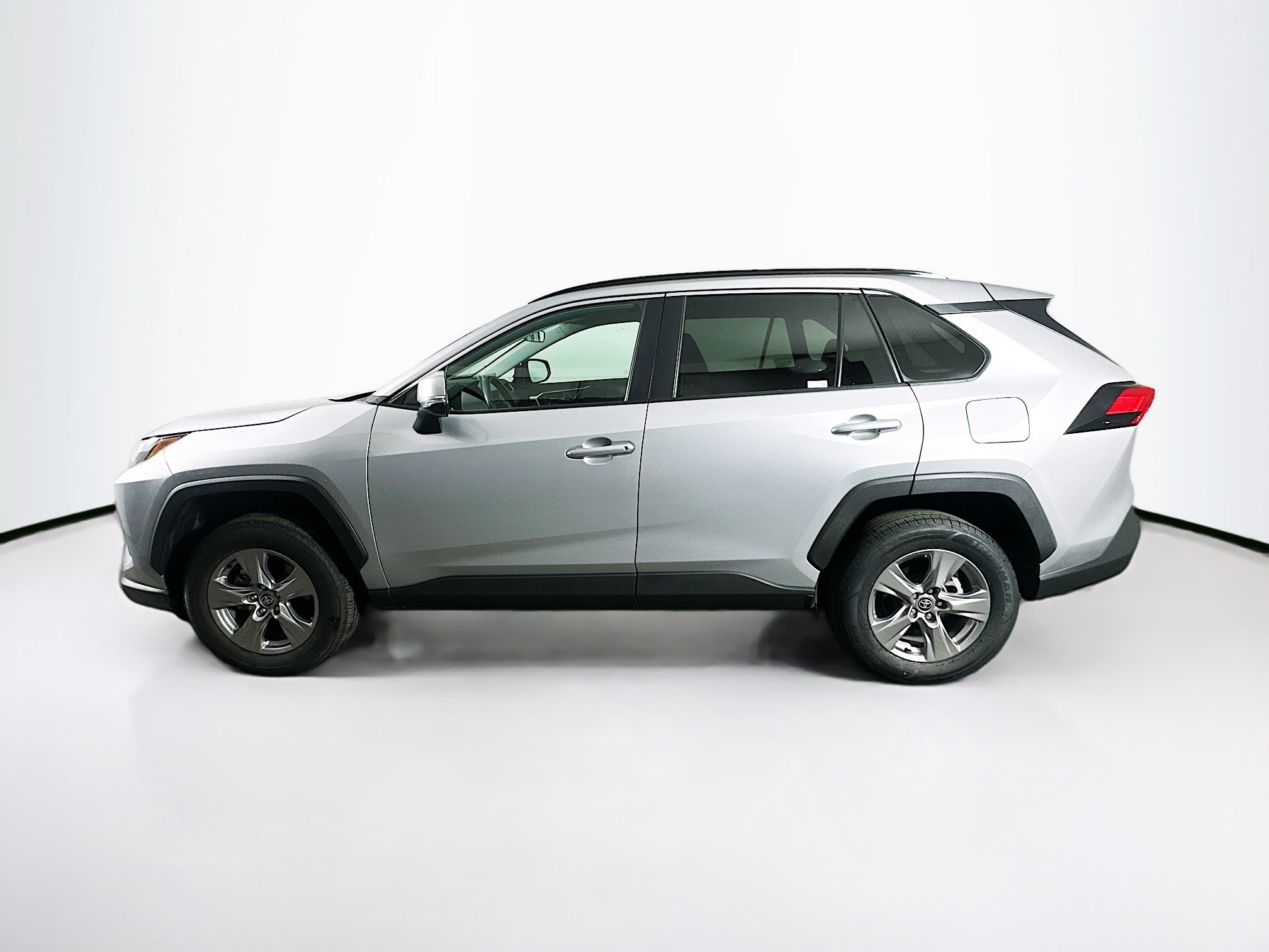 Used 2025 Toyota RAV4 XLE FWD image 4