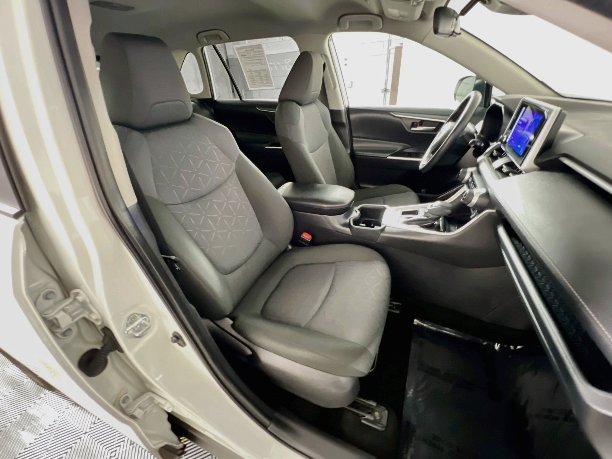 Used 2025 Toyota RAV4 XLE FWD image 31