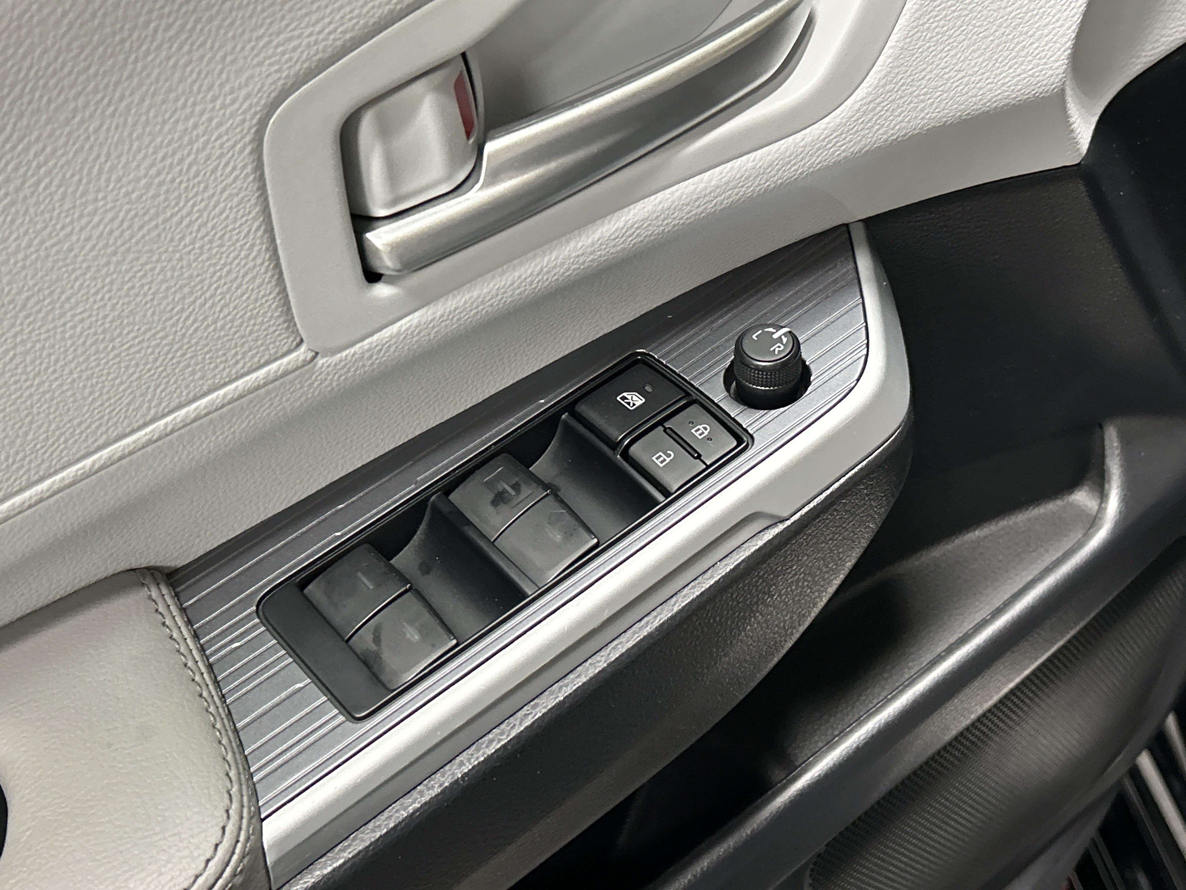 Certified 2025 Toyota Sienna XLE FWD image 15