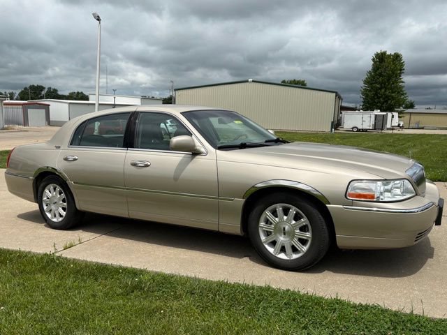 Used 2006 Lincoln Town Car Signature Limited RWD image 3