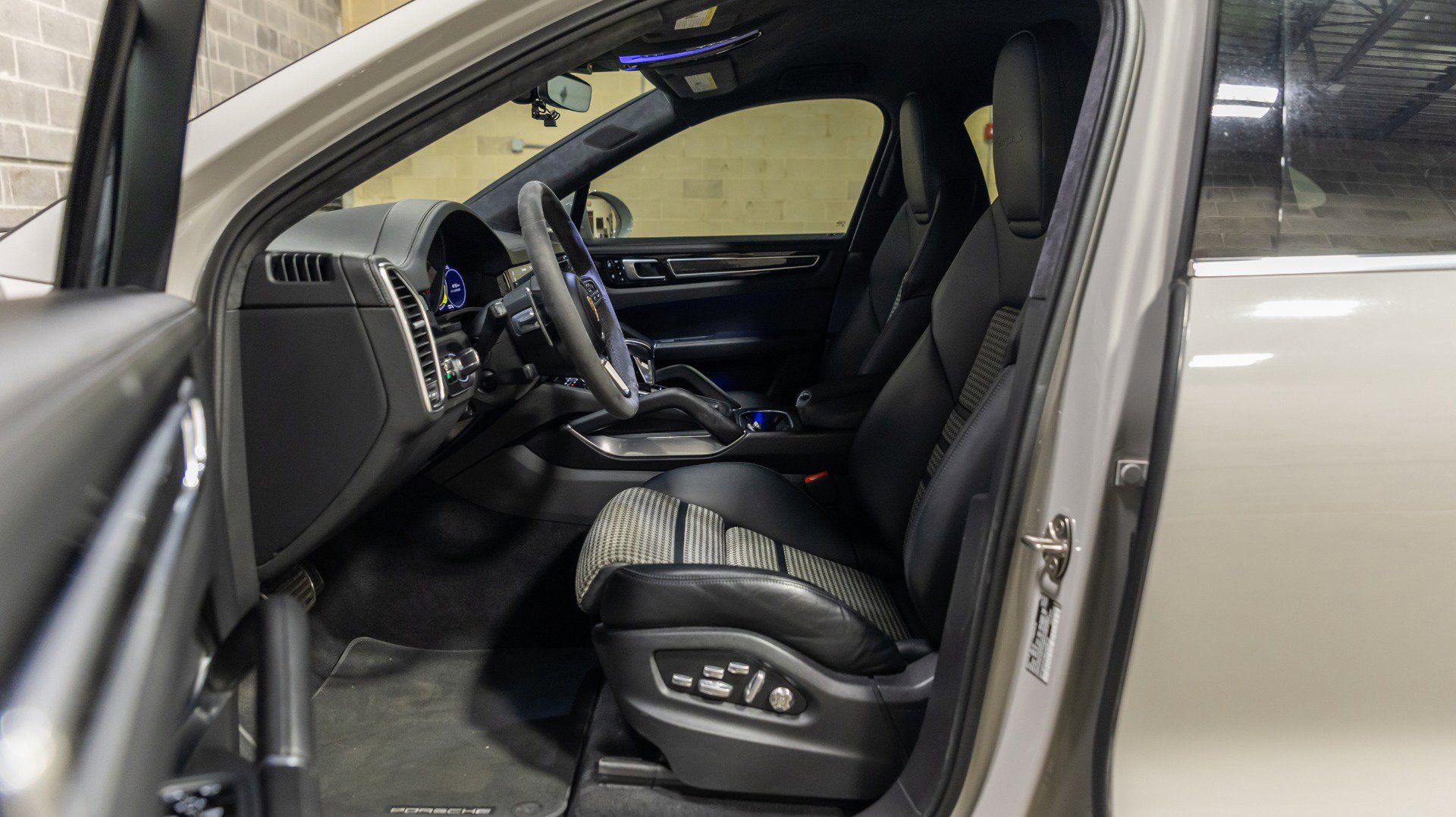 Used 2021 Porsche Cayenne Turbo S image 41