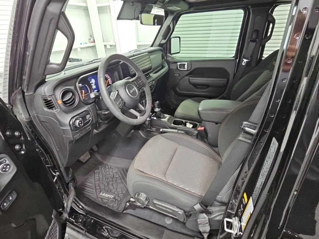 Used 2025 Jeep Gladiator Mojave w/ Convenience Group AWD/4WD image 11