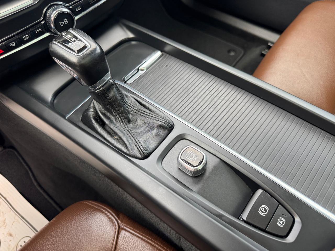 Used 2018 Volvo XC60 T6 Momentum w/ Vision Package image 15