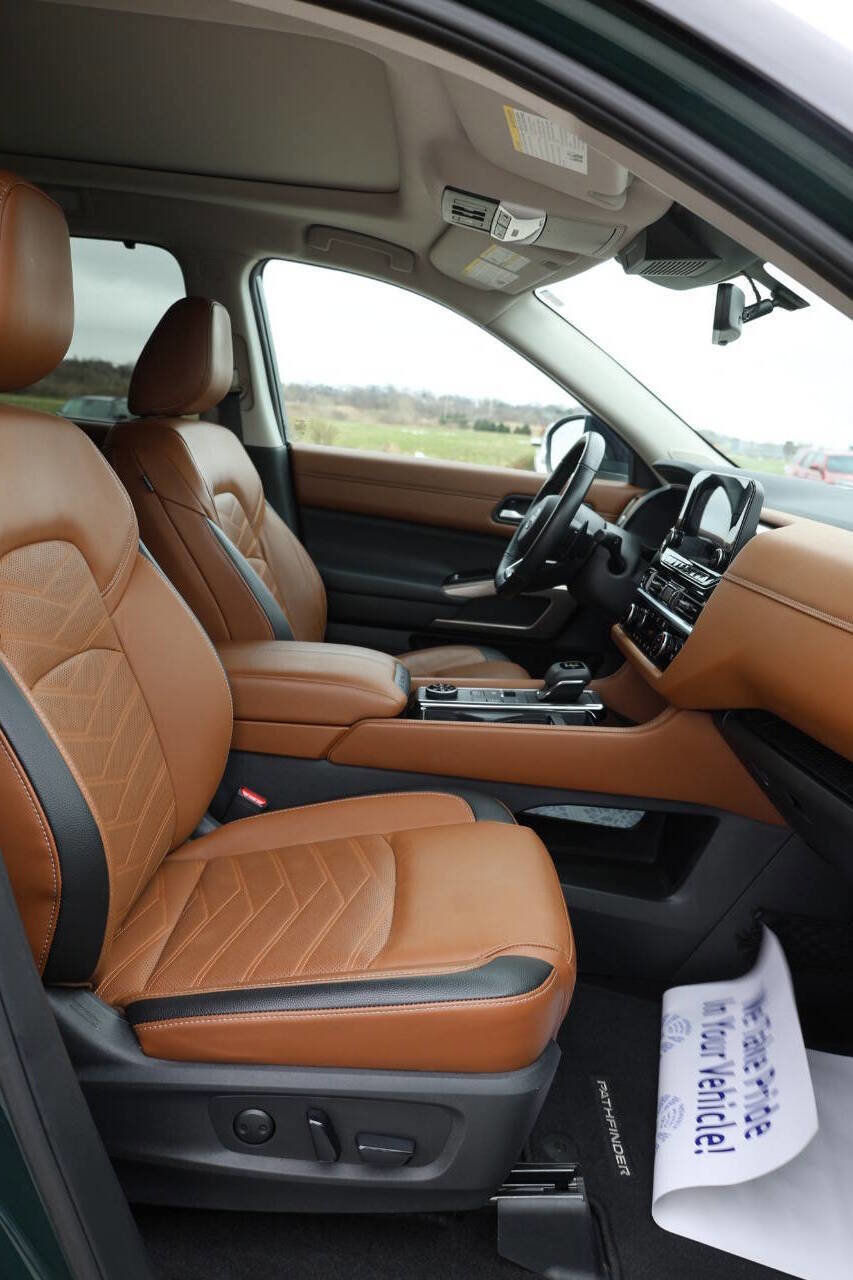 Used 2023 Nissan Pathfinder Platinum image 15
