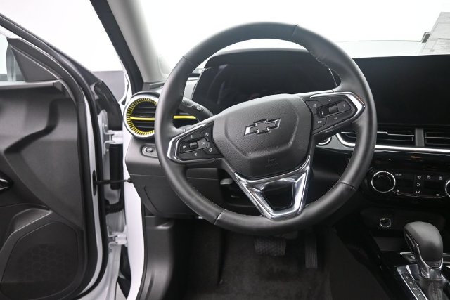 Used 2025 Chevrolet Trax ACTIV FWD image 26