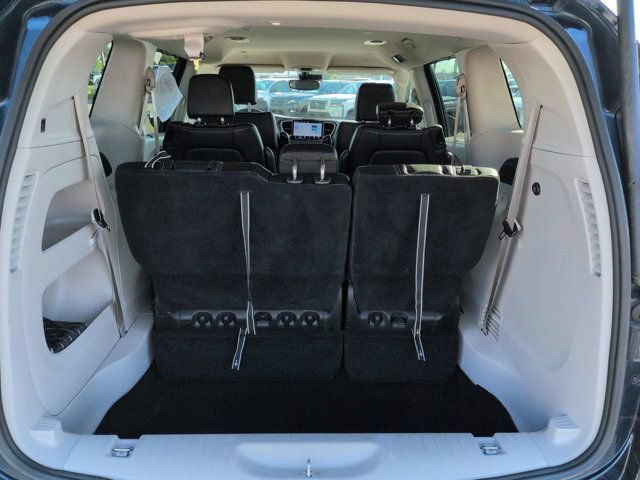 Used 2023 Chrysler Pacifica Touring-L FWD image 12