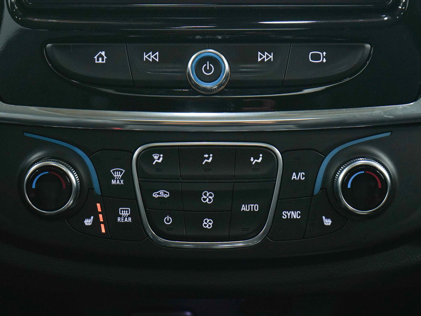 Used 2019 Chevrolet Traverse LT w/ LT Premium Package image 16