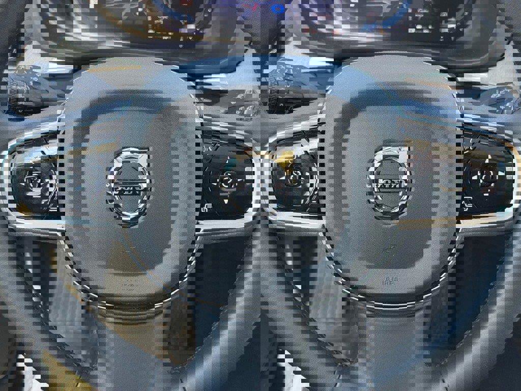 Certified 2025 Volvo XC60 B5 Plus w/ Protection Package Premier image 12