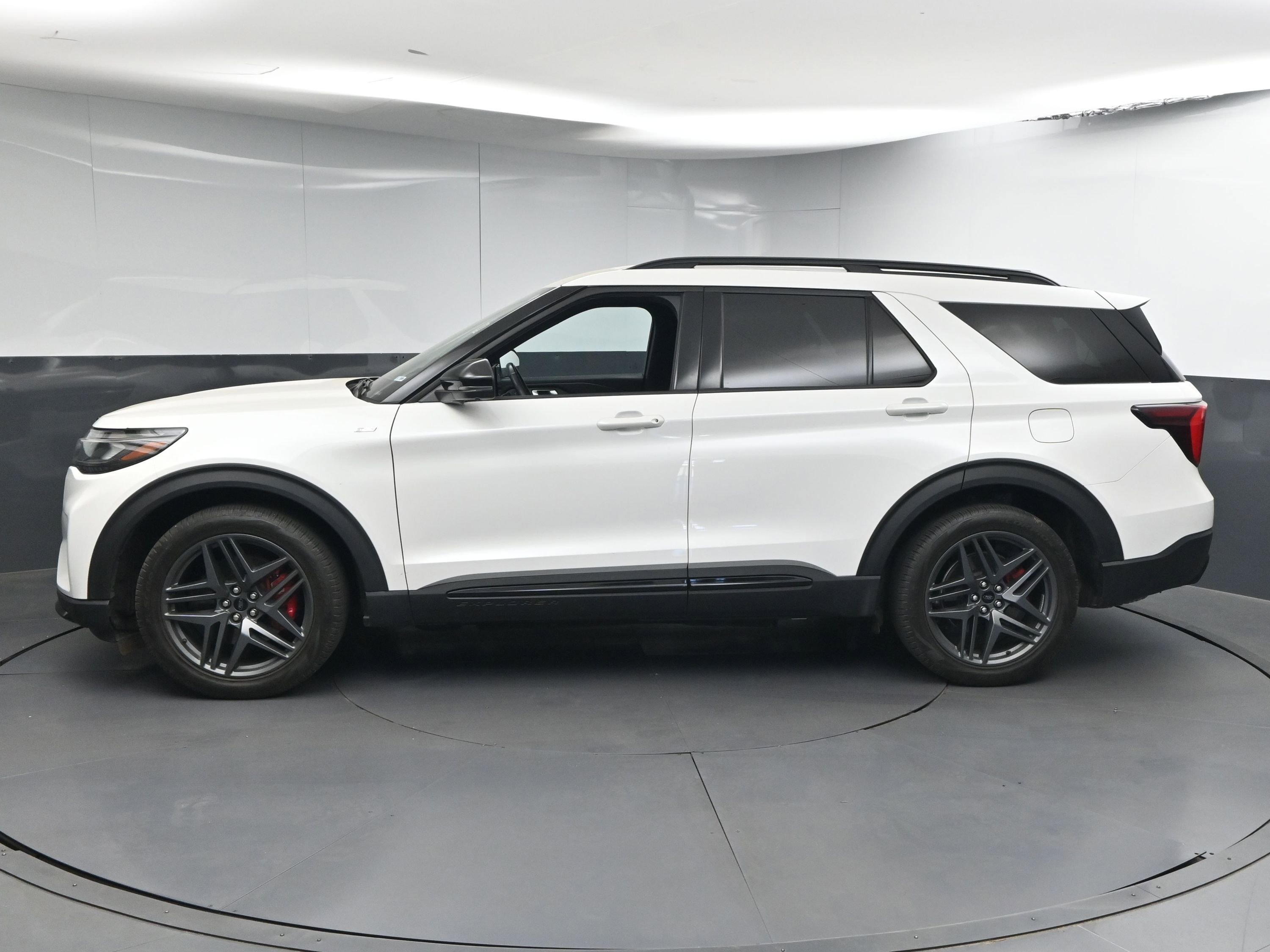 Used 2025 Ford Explorer ST-Line w/ Premium Package RWD image 5