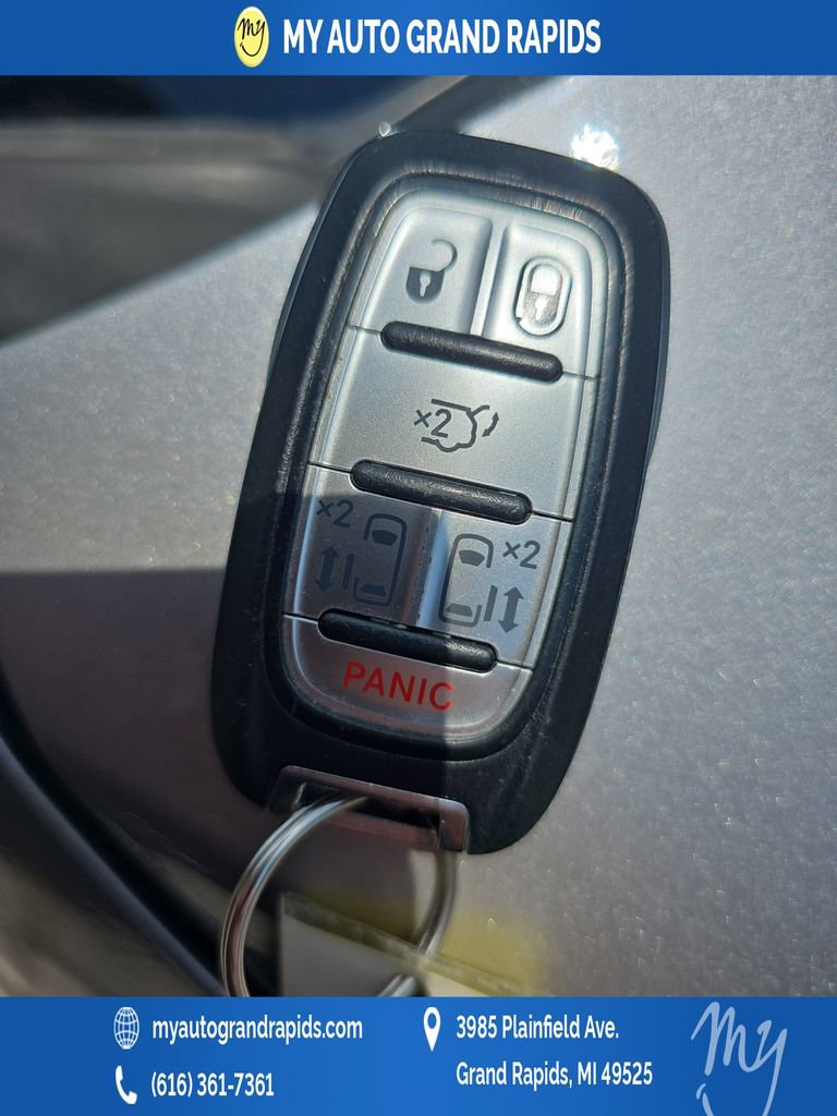 Used 2017 Chrysler Pacifica Touring FWD image 34