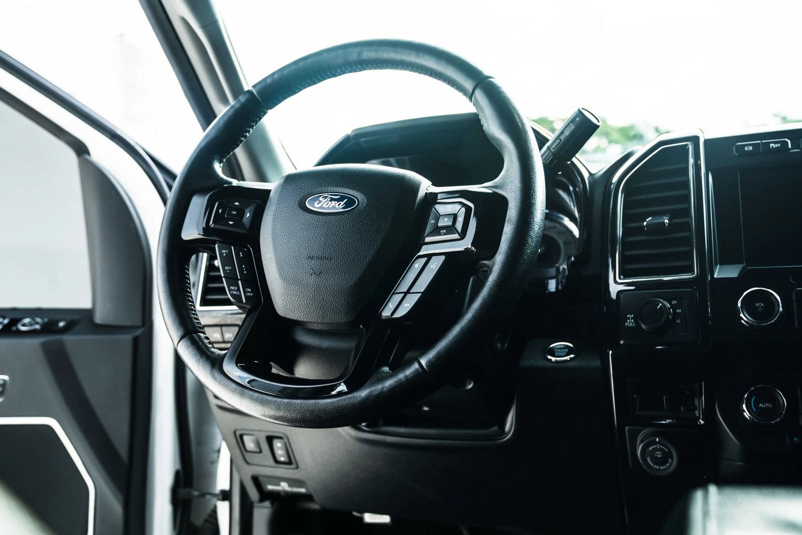 Used 2020 Ford F250 Lariat w/ Lariat Ultimate Package AWD/4WD image 47