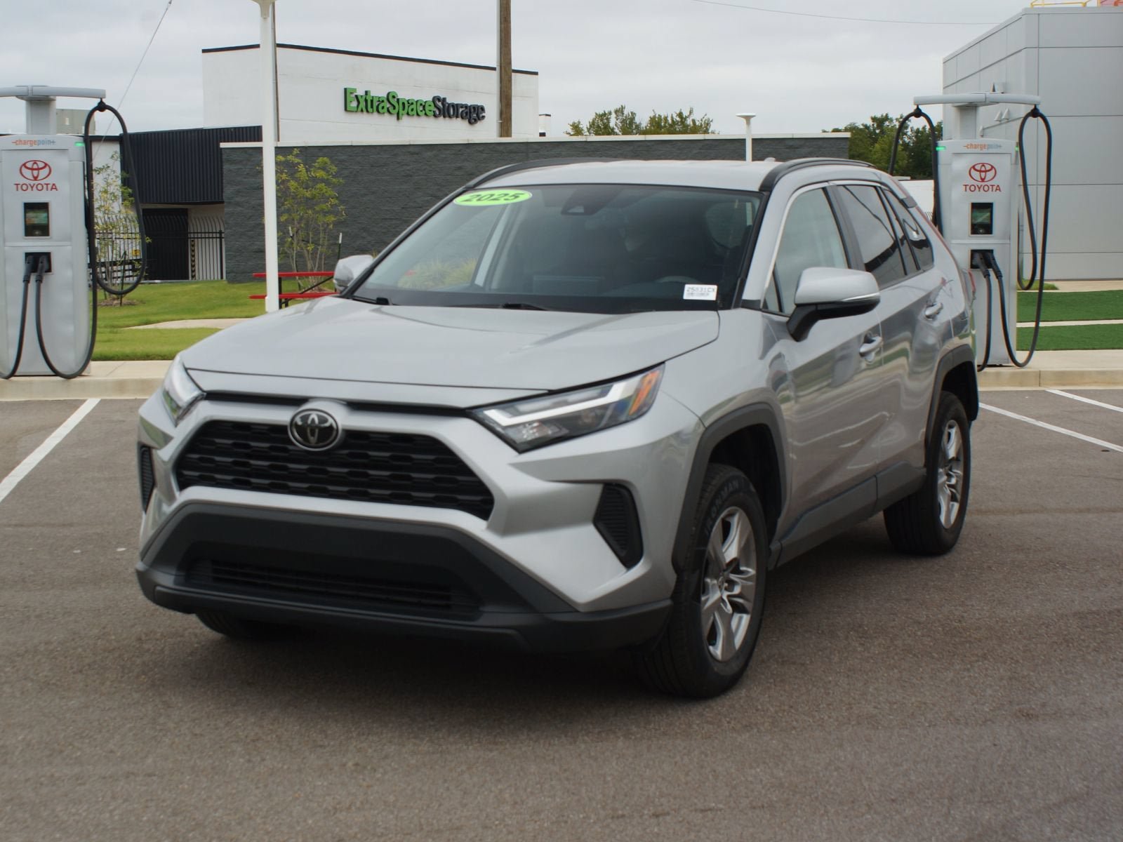 Used 2025 Toyota RAV4 XLE AWD/4WD image 23