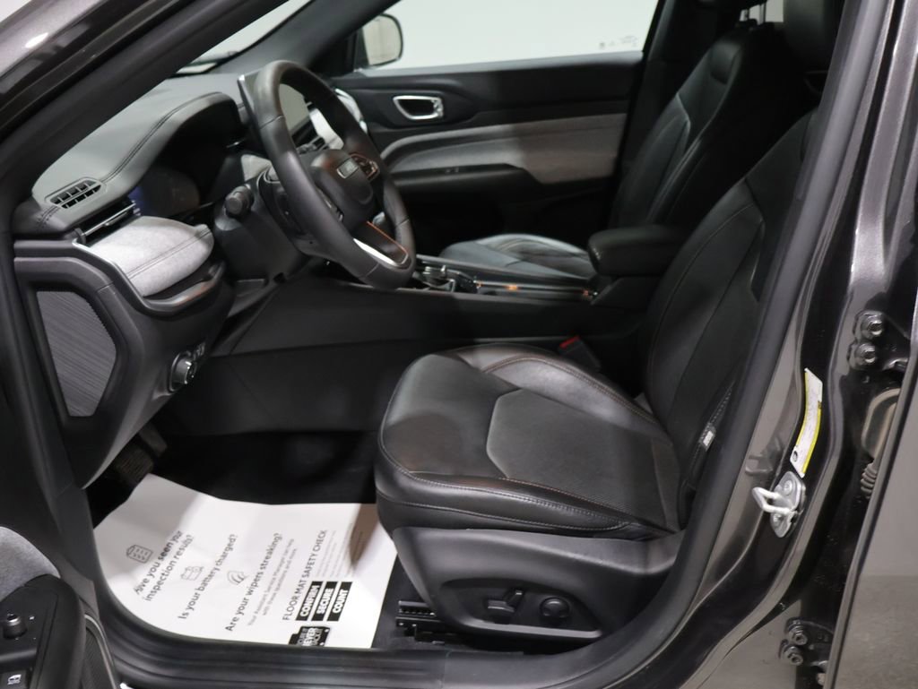 Used 2023 Jeep Compass Latitude image 11