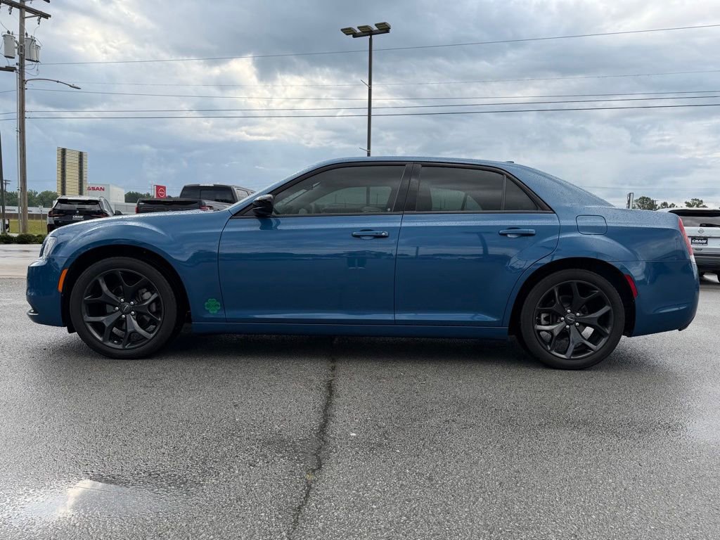 Used 2022 Chrysler 300 Touring w/ Sport Appearance Package RWD image 4