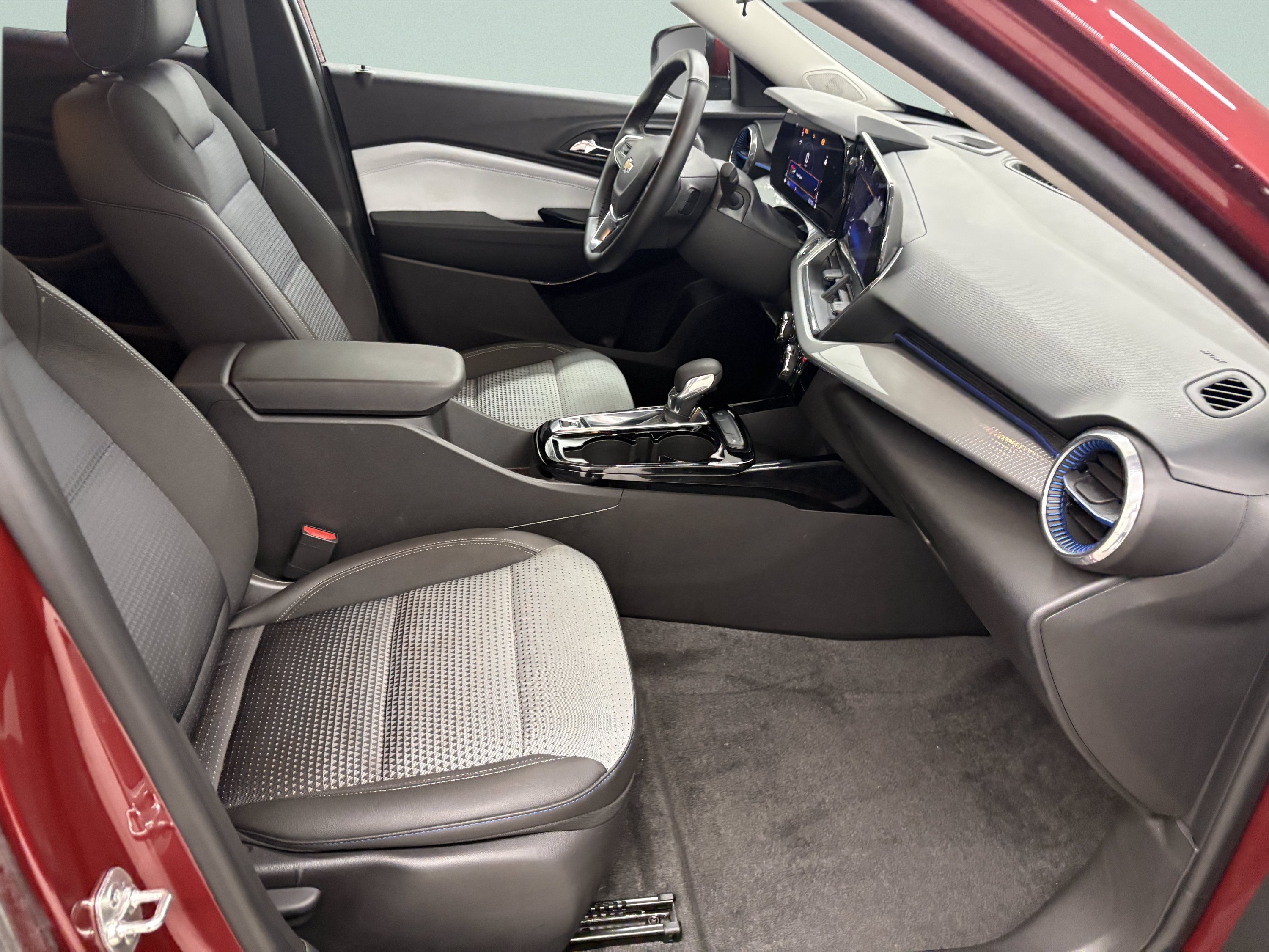 Used 2025 Chevrolet Trax LT w/ Driver Confidence Package FWD image 19