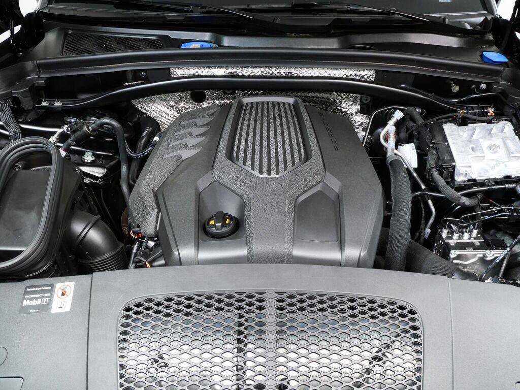 Certified 2026 Porsche Macan AWD/4WD image 33