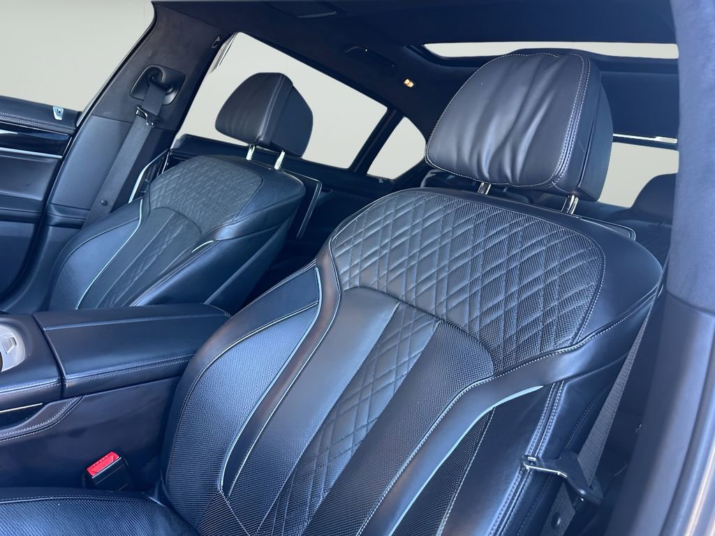 Used 2018 BMW M760i xDrive image 13