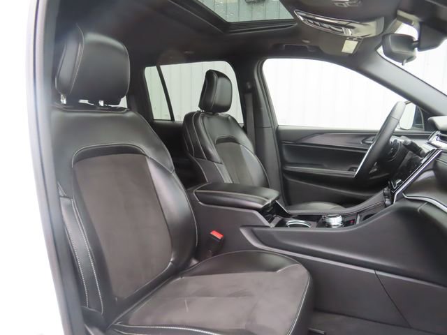 Used 2023 Jeep Grand Cherokee Altitude AWD/4WD image 27