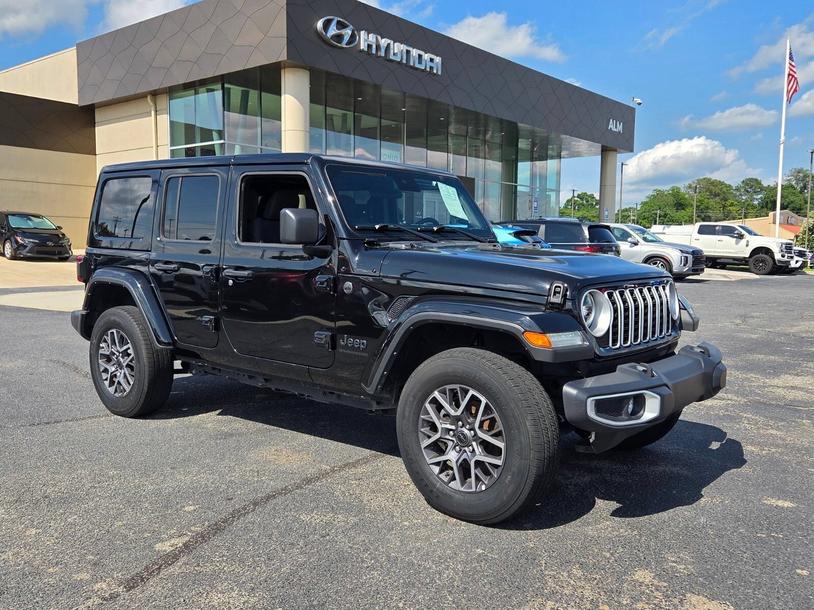 Used 2025 Jeep Wrangler Unlimited Sahara AWD/4WD image 1