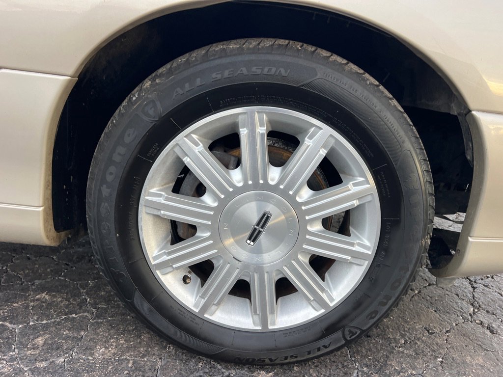 Used 2009 Lincoln Town Car Signature Limited image 35