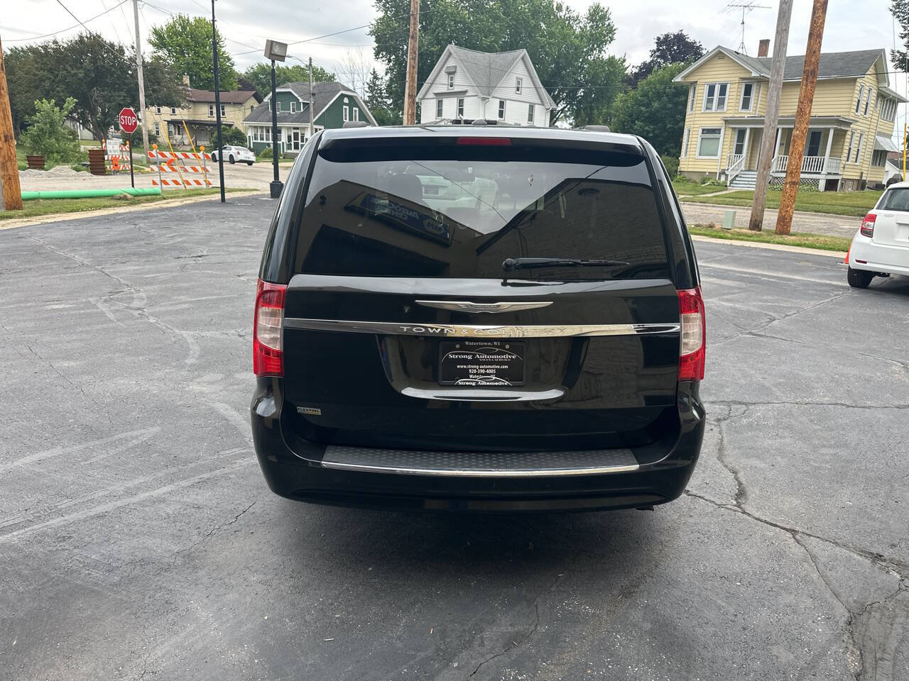 Used 2015 Chrysler Town & Country Touring FWD image 3