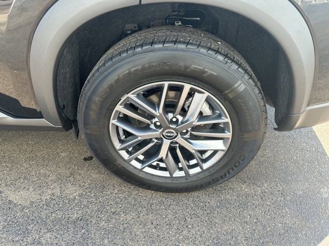Used 2024 Nissan Rogue S image 43
