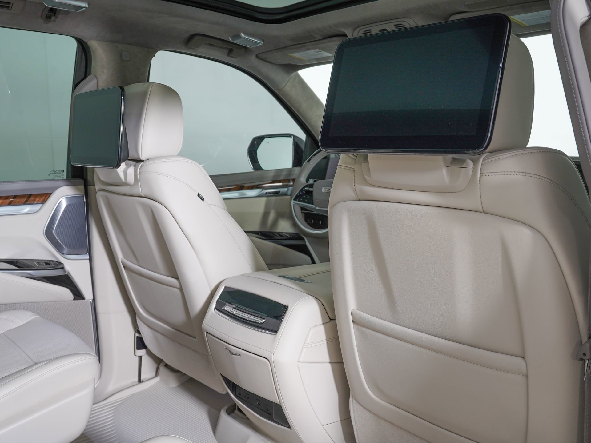 Used 2026 Cadillac Escalade Platinum Sport w/ LPO, Floor Liner Package AWD/4WD image 11